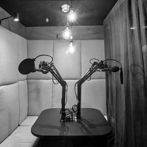 soho-radio-studios_podcast-recording-studio-02-microphones-and-cushioned-seats-black-white
